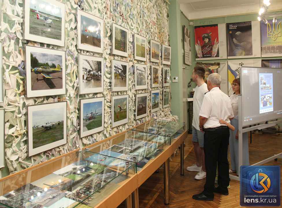 Експозиція фотовиставки «Авіація: дорога в небо починається з землі» автора Івана Рихлицького у Музеї мистецтв.