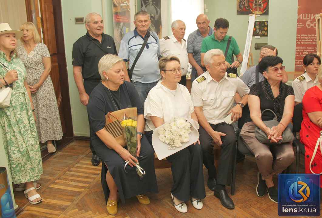 Експозиція фотовиставки «Авіація: дорога в небо починається з землі» автора Івана Рихлицького у Музеї мистецтв.