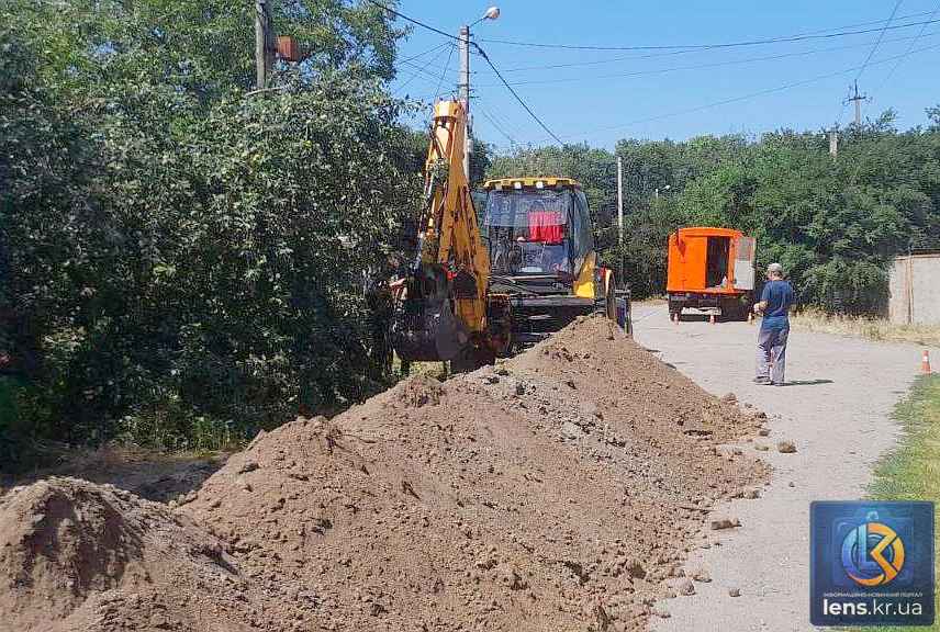 Спецтехніка та комунальники ОКВП Дніпро-Кіровоград ліквідують аварію на водопроводі в Кропивницькому