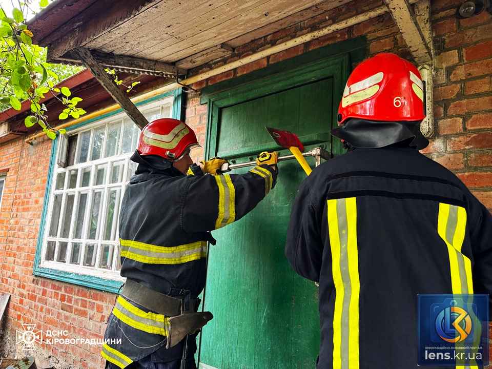 Рятувальники ДСНС за допомогою спецінструменту відкривають зачинені двері приватного будинку для проходу лікарів.