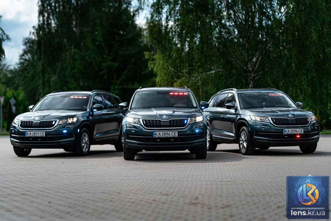 Автомобіль фантомні патрулі поліції фіксує порушення швидкості на дорозі.