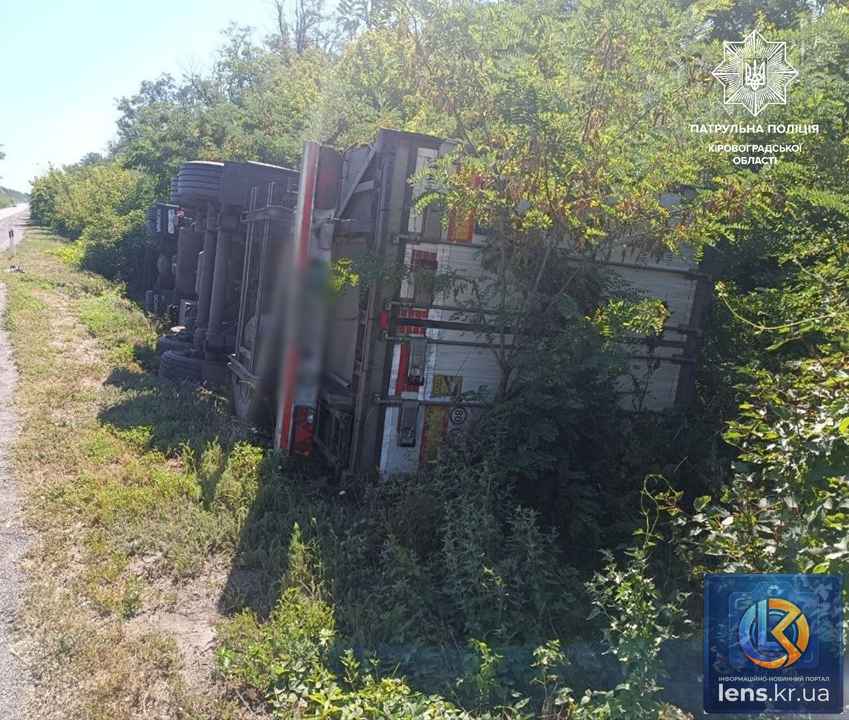 ДТП з перекиданням вантажівки, ДТП Scania, аварія М-30, Пантаївка, Олександрійський район, ст 124 КУпАП, патрульна поліція, новини поліції, автопригода, перевернулася фура