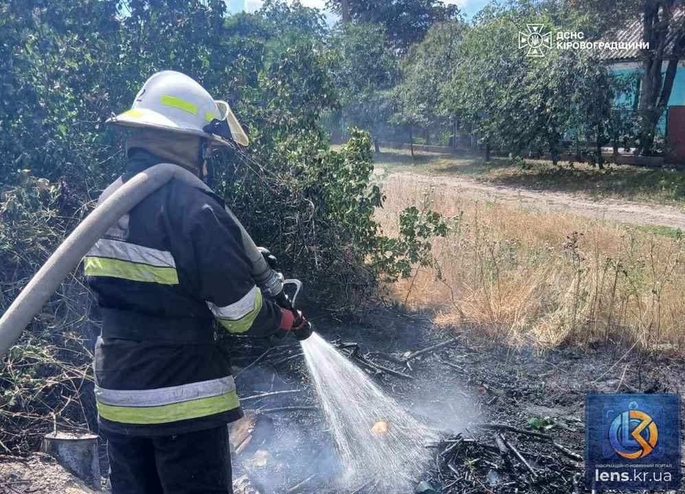 Масштабні пожежі сухостою на Кіровоградщині ліквідовують рятувальники ДСНС
