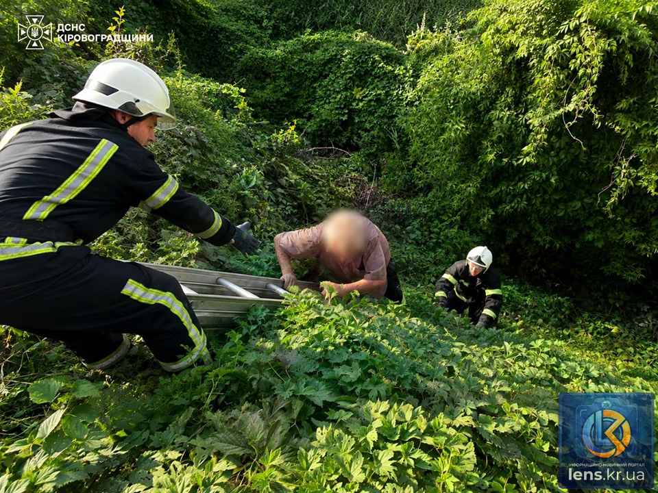 Рятувальники Кропивницького допомагають літньому чоловікові вибратися з ями