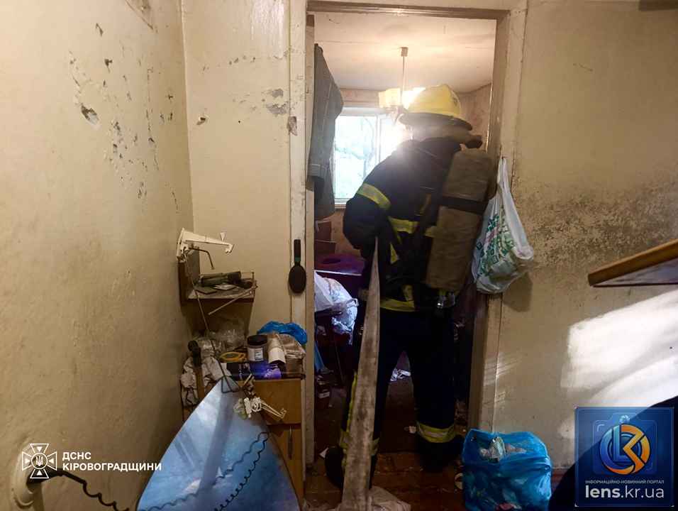 Вогнеборці ДСНС ліквідовують наслідки надзвичайної події, де сталася пожежа у Світловодську.