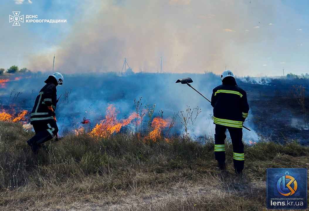 Вогнеборці ліквідовують масштабні пожежі сухостою на Кіровоградщині серед очерету та чагарників