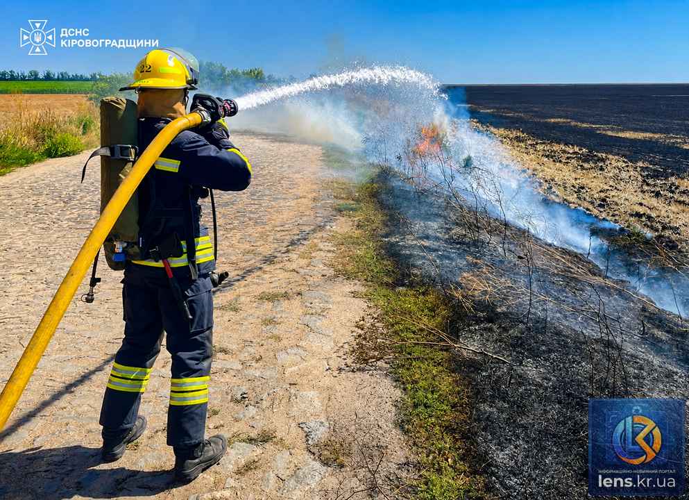 Працівники ДСНС ліквідовують пожежі на Кіровоградщині