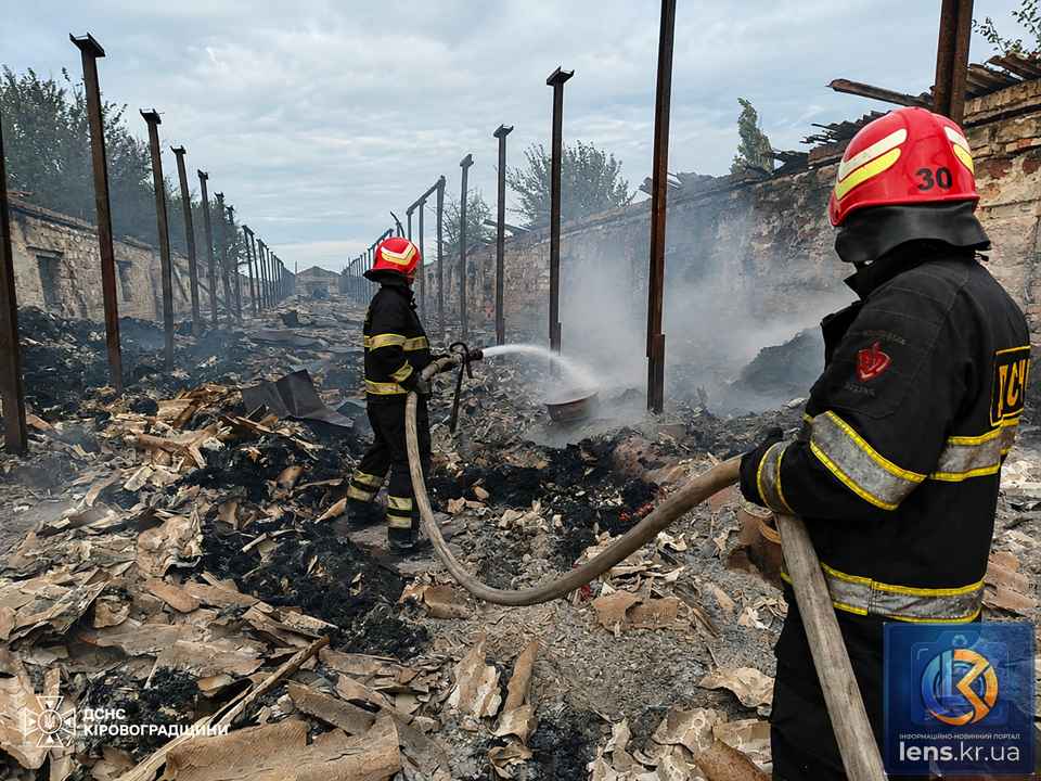 Рятувальники ліквідовують пожежі на Кіровоградщині в сухостої та будівлях