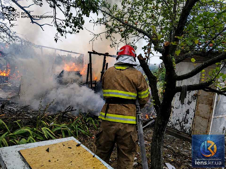 Рятувальник ДСНС ліквідовує пожежу у селищі Новому Кропивницького району.