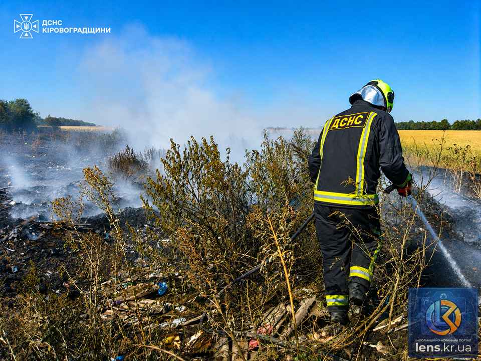 Працівники ДСНС ліквідовують пожежі на Кіровоградщині