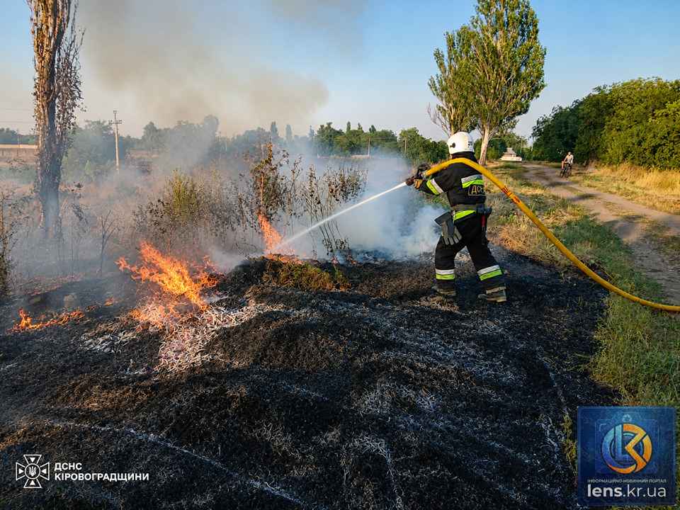 Рятувальники ліквідовують пожежі на Кіровоградщині в сухостої та будівлях