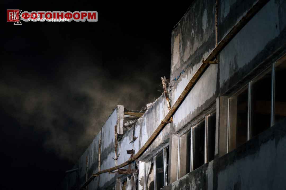 Наслідки ворожого обстрілу після того як відбулася атака на Кропивницький