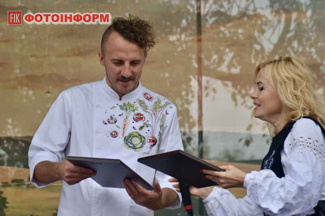 Учасники та журі готують автентичну страву на Чемпіонат борщу 2026