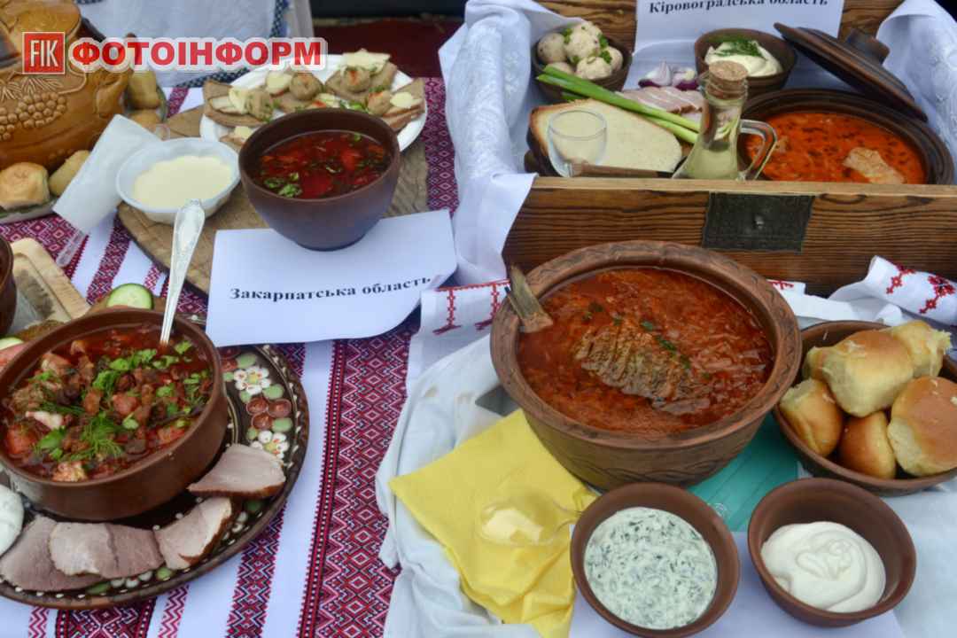 Учасники та журі готують автентичну страву на Чемпіонат борщу 2026