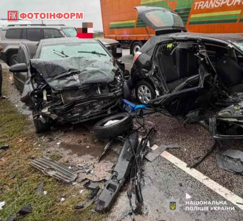 Правоохоронці оформлюють смертельну ДТП на трасі М-30 за участю двох легкових авто