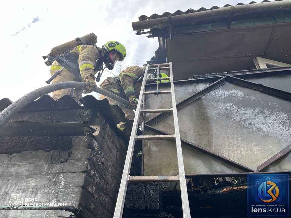 Рятувальники ДСНС ліквідовують пожежі на Кіровоградщині.