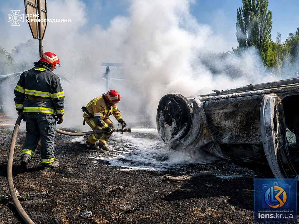 Рятувальник ДСНС гасить пожежі на Кіровоградщині.