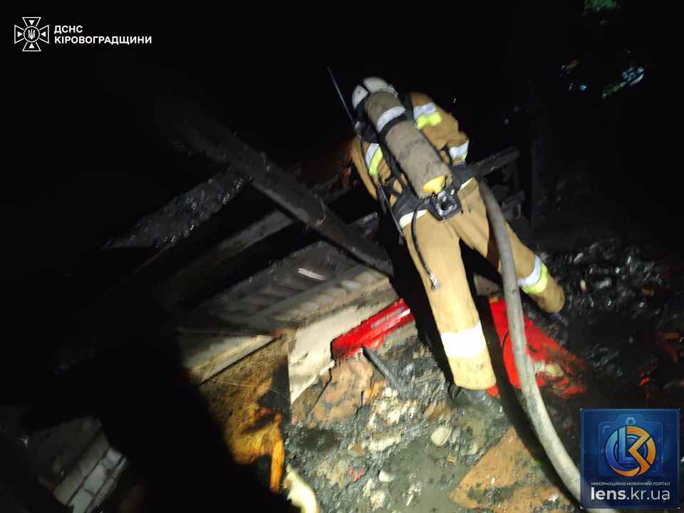 Рятувальники ДСНС гасять пожежі у приватному секторі Кіровоградської області.