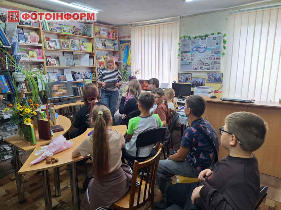 Школярі беруть участь у заході День відкритих дверей у бібліотеці міста Кропивницький.