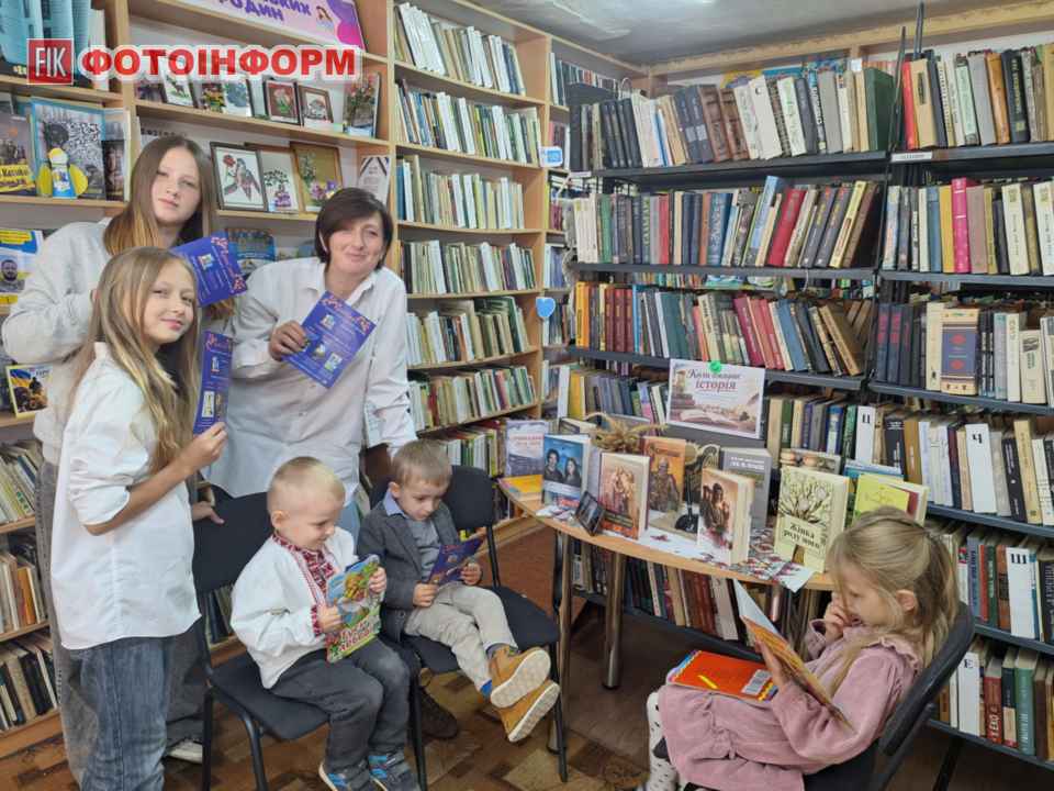 Школярі беруть участь у заході День відкритих дверей у бібліотеці міста Кропивницький.