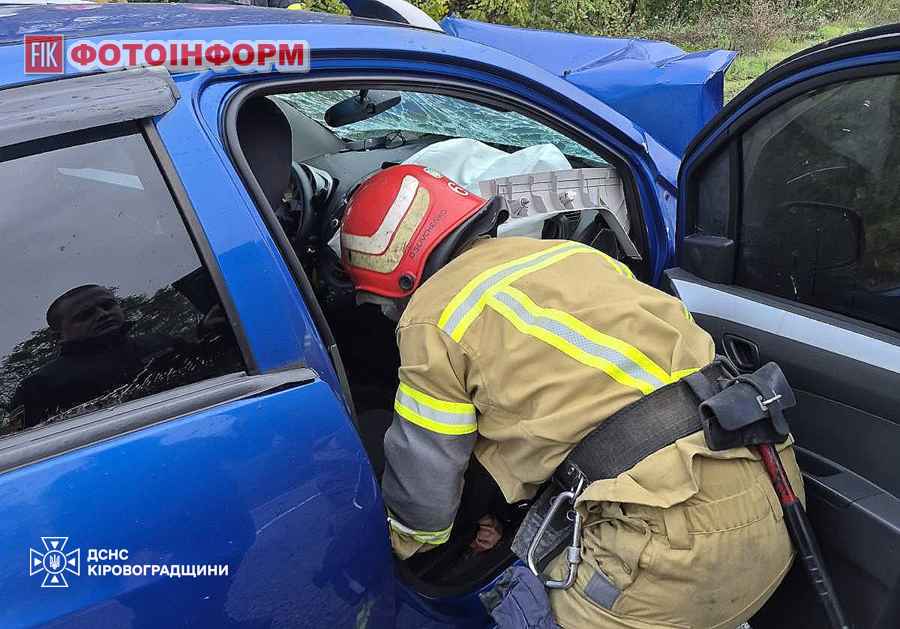 Рятувальники ДСНС працюють на місці ДТП на Кіровоградщині