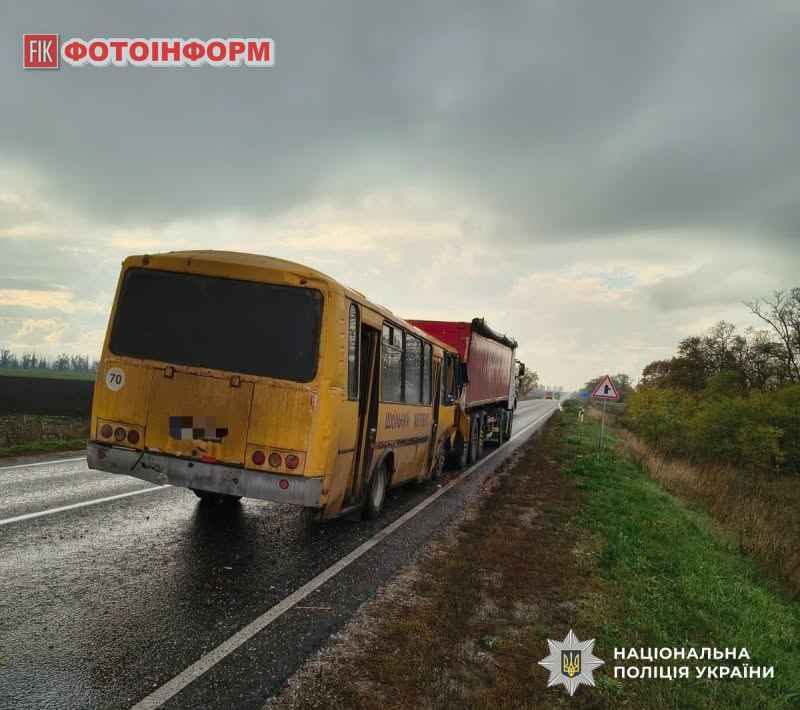 Місце ДТП на Кіровоградщині за участю автобуса ПАЗ та вантажівки Volvo
