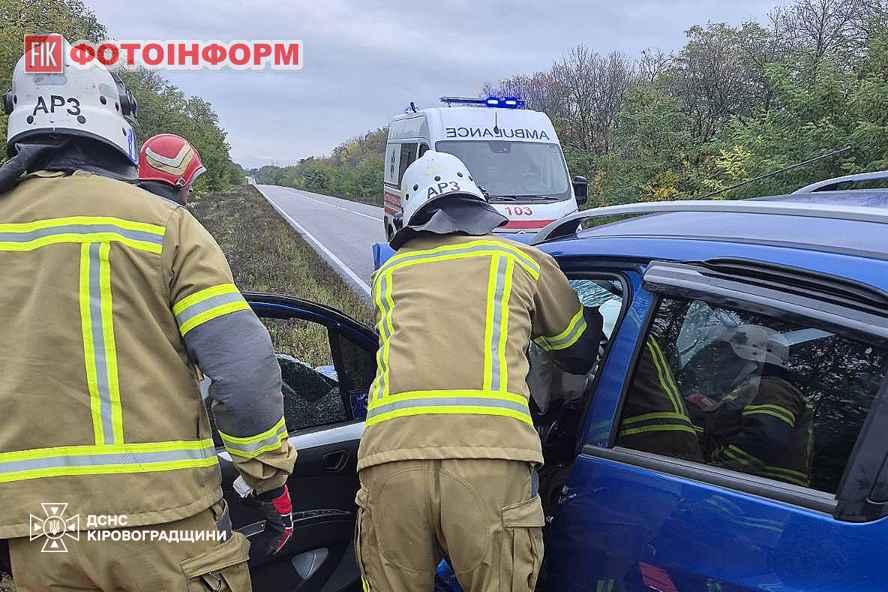 Рятувальники ДСНС працюють на місці ДТП на Кіровоградщині