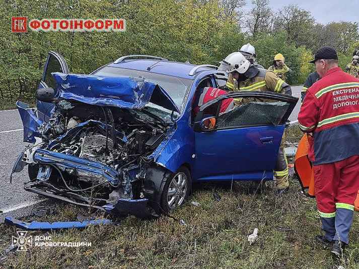 Рятувальники ДСНС працюють на місці ДТП на Кіровоградщині