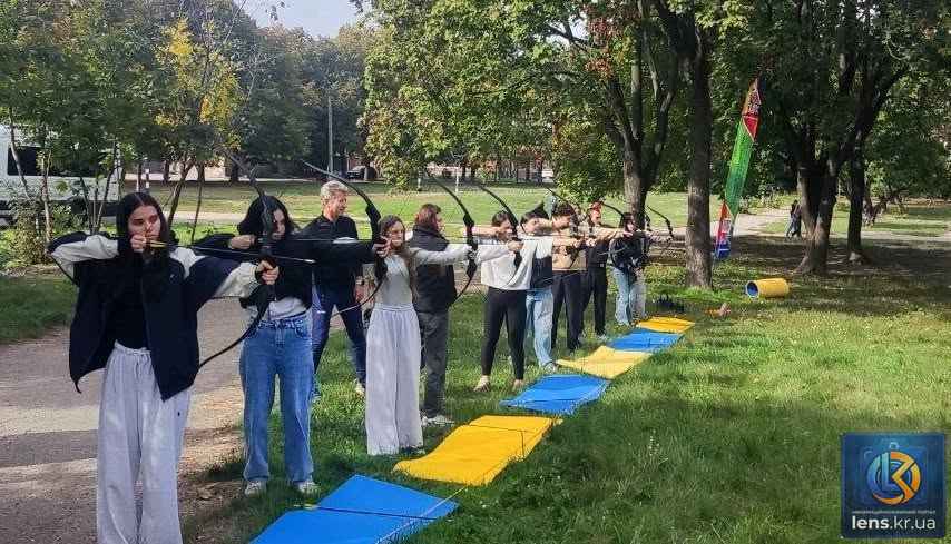 Молодь опановує стрільбу з лука під час заходу Олімпійський урок у Кропивницькому