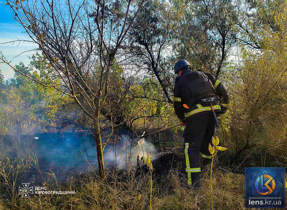 Рятувальники ліквідовують пожежі в Кіровоградській області.