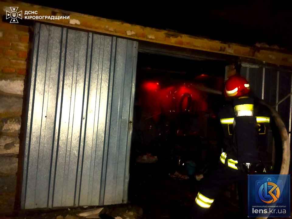 Рятувальники ДСНС ліквідовують пожежі на Кіровоградщині.
