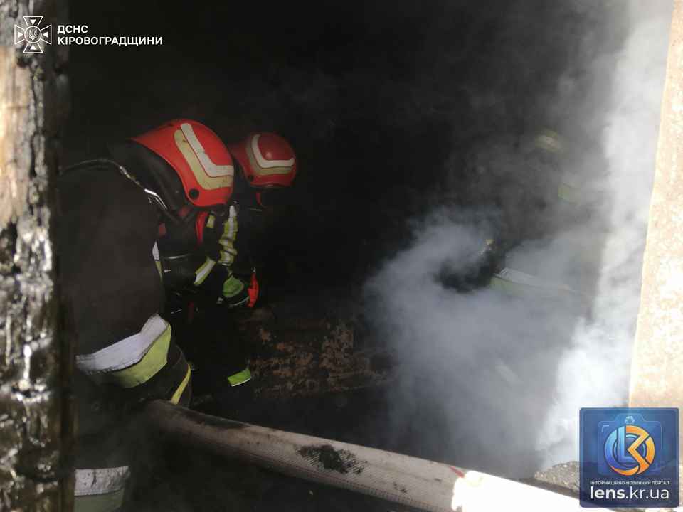 Рятувальники ДСНС ліквідовують пожежі на Кіровоградщині.