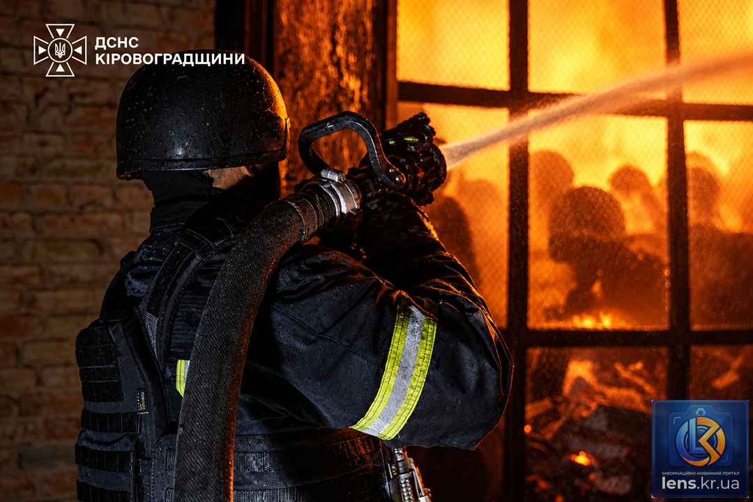 Рятувальники ДСНС ліквідовують пожежу після того, як відбулася нічна масована атака БпЛА на Кіровоградщину