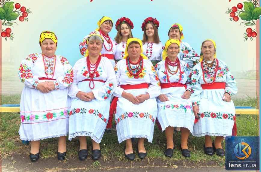 Учасники народного аматорського фольклорно-етнографічного ансамблю «Червона калина»