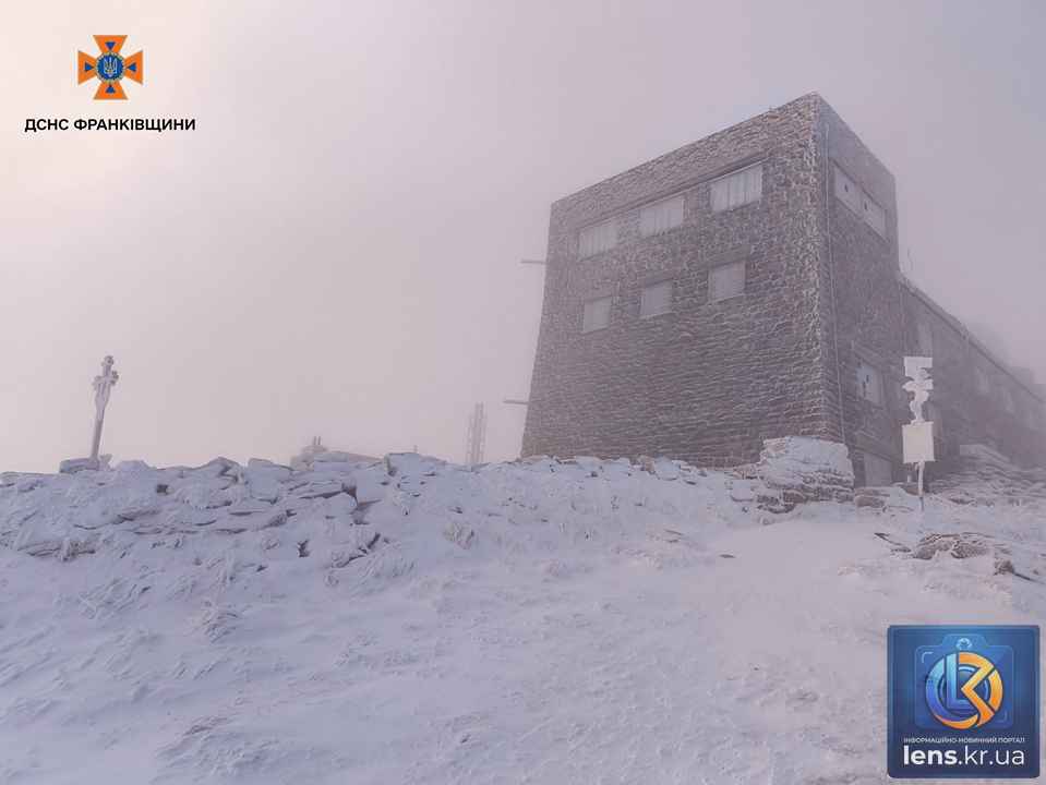 Засніжена вершина через сніг у Карпатах та сліди туристів.
